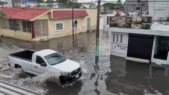 Lluvias derivadas por Sara inundan calles de Chetumal. Lluvias derivadas por Sara inundan calles de Chetumal.