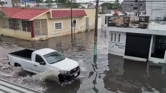 Lluvias derivadas por Sara inundan calles de Chetumal.