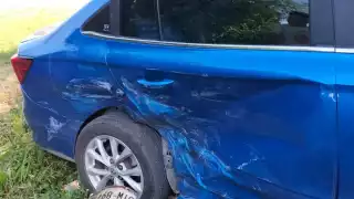 Conductor se vuela el alto y provoca daños que ascienden a 30 mil pesos