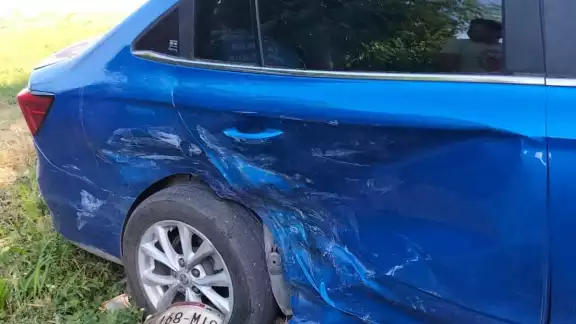 Por no respetar el alto, conductor en Chetumal es impactado sobre la Calzada del Centenario.