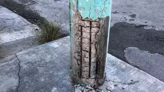 Algunos postes presentan daños importantes que podrían hacerlos colapsar. Algunos postes presentan daños importantes que podrían hacerlos colapsar.