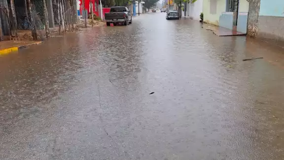 La intensa lluvia provocó algunas inundaciones en diferentes calles.