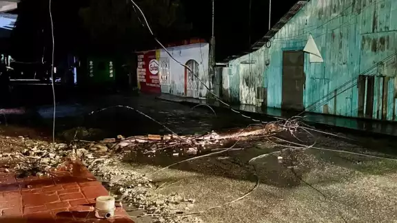 El poste fue derribado por un auto que se impactó contra este. El poste fue derribado por un auto que se impactó contra este.