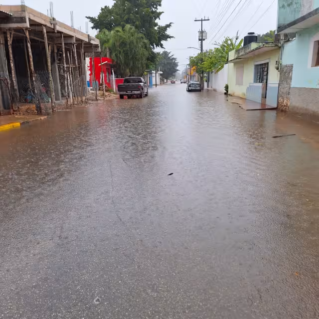 La intensa lluvia provocó algunas inundaciones en diferentes calles.