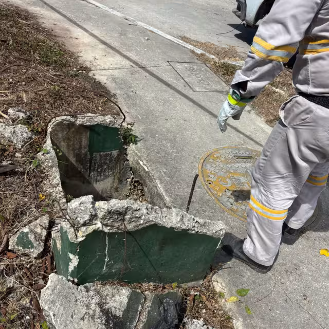 Los cables que se encontraban tirados en vía pública fueron por fin recogidos.