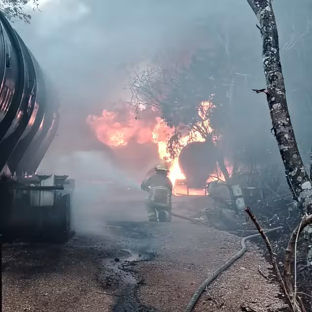 Elementos del Heroico Cuerpo de Bomberos llegaron a combatir el fuego.