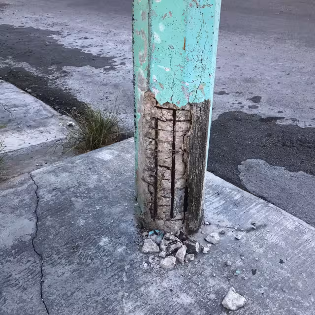 Algunos postes presentan daños importantes que podrían hacerlos colapsar.