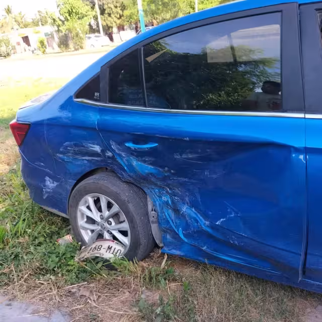 Por no respetar el alto, conductor en Chetumal es impactado sobre la Calzada del Centenario.