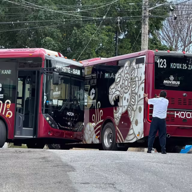 Chocan dos unidades del Ko’ox en la colonia Ignacio Zaragoza, en Campeche