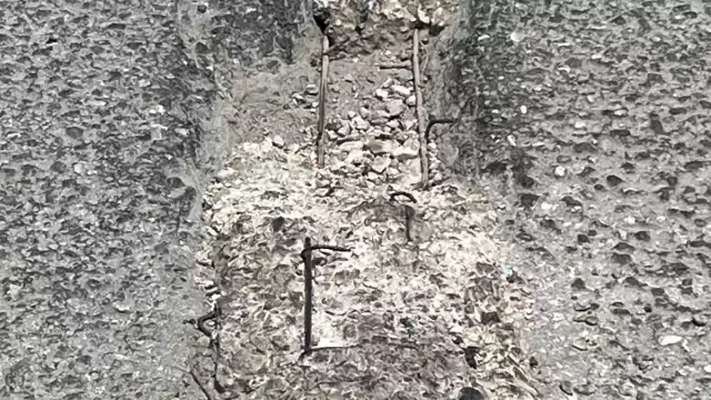 Las varillas del tope han quedado expuestas.