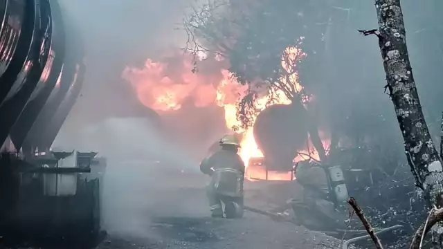 Elementos del Heroico Cuerpo de Bomberos llegaron a combatir el fuego.