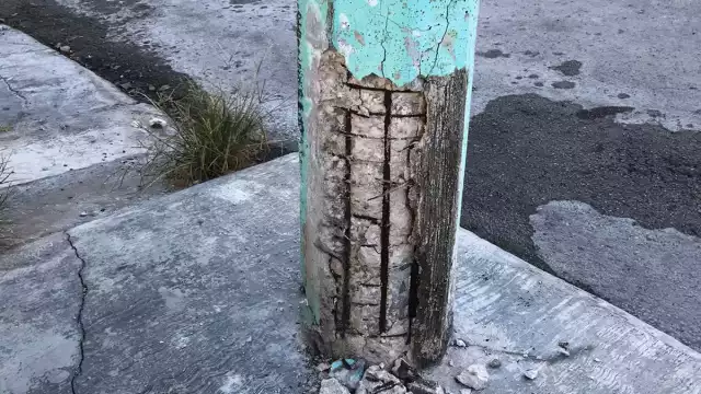 Algunos postes presentan daños importantes que podrían hacerlos colapsar.