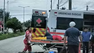 Motociclista resulta herida tras accidente vial
