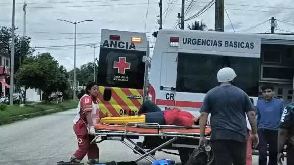 Motociclista resulta herida tras accidente con conductor de Van. Motociclista resulta herida tras accidente con conductor de Van.