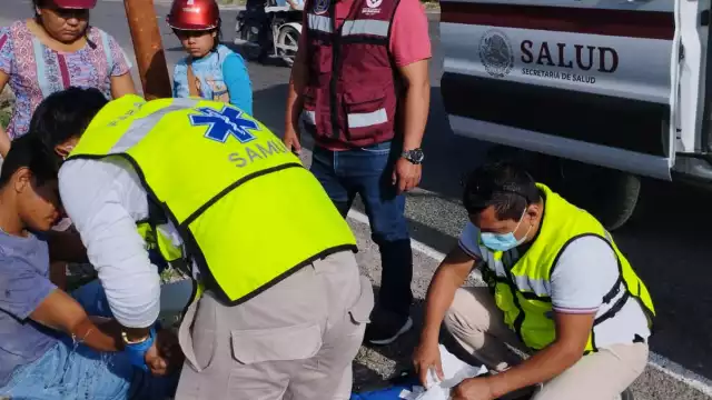 Los servicios de emergencia llegaron al lugar para atender al motociclista accidentado.