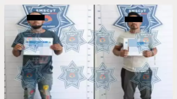 Ambos fueron detenidos y la motocicleta asegurada por las autoridades Ambos fueron detenidos y la motocicleta asegurada por las autoridades
