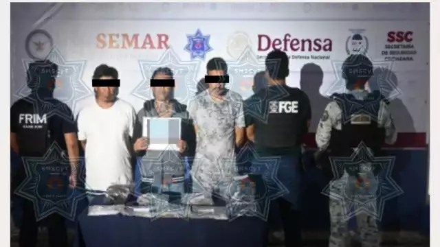Los detenidos fueron detenidos y presentados por las autoridades.