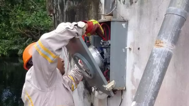 Personal de la CFE dio mantenimiento al medidor de las bombas, mientras que personal de Agua Potable realizó el cambio de uno de los equipos afectados