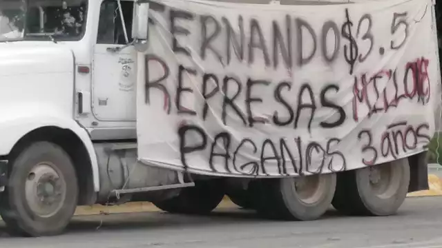 Los quejosos colgaron mantas en los volquetes