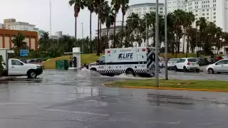 Cancunenses reportan fuga de aguas negras en el boulevard Kukulcán de Cancún