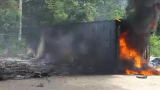 Se incendian contenedores sobre la carretera federal rumbo a la comunidad de Huay-Pix