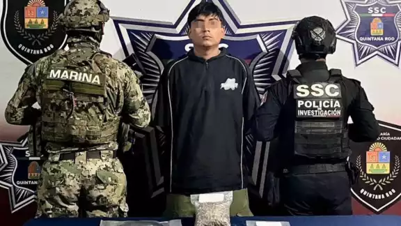 Al notar la actitud del sujeto, los agentes procedieron a realizar una revisión preventiva Al notar la actitud del sujeto, los agentes procedieron a realizar una revisión preventiva