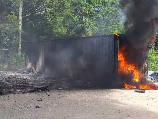Fueron varios contenedores los que fueron consumidos por el fuego.