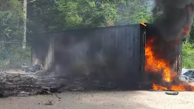 Fueron varios contenedores los que fueron consumidos por el fuego.