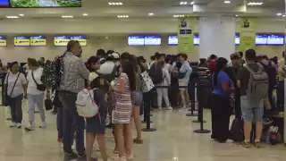 Clima retrasa 33 vuelos internacionales en el aeropuerto de Cancún
