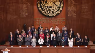 Joaquín Díaz Mena acompaña a Claudia Sheinbaum en la ceremonia por el aniversario de la Constitución en la CDMX