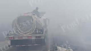 Humo de incendio en basurero municipal continúa afectando la carretera de Felipe Carrillo Puerto