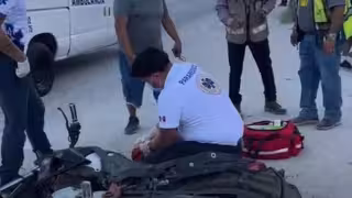 Los paramédicos atendieron a los motociclistas lesionados.