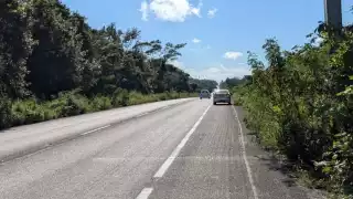 Detienen a sujeto que manejaba un auto con reporte de robo, sobre la carretera federal 184 en Quintana Roo 