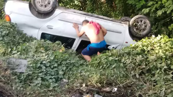 Se vuelca auto con familia al interior en Cancún. Se vuelca auto con familia al interior en Cancún.