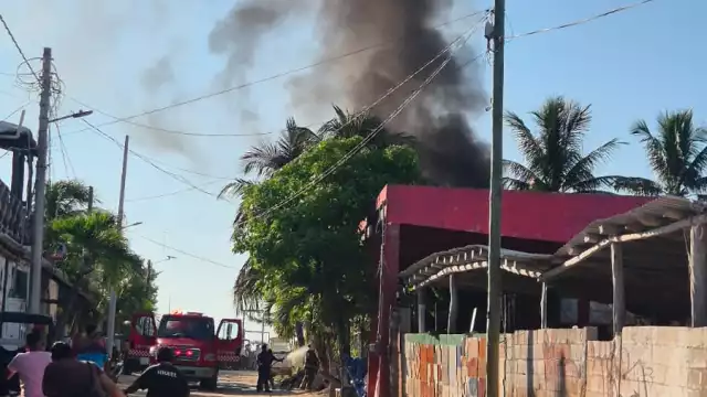 Elementos de Bomberos y Protección Civil continúan trabajando para asegurar la zona y realizar labores de enfriamiento