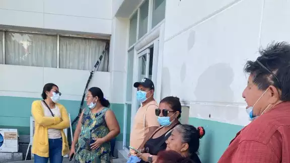 Trabajadores del Hospital Rural IMSS-Bienestar "María del Socorro Quiroga Aguilar" se manifestaron para exigir el pago de su aguinaldo