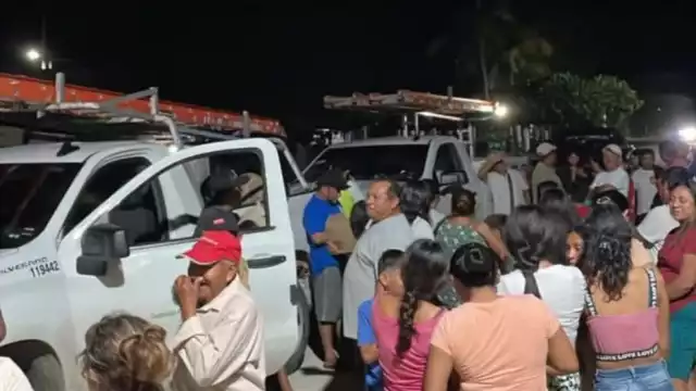 Los habitantes mantienen retenidos a los empleados de la CFE y sus camionetas.