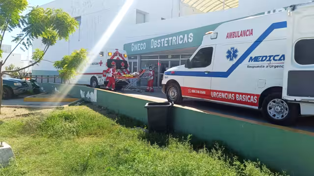 El hombre, identificado como Yosmar, fue trasladado por una ambulancia particular al hospital general, localizado en la colonia Ejido