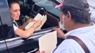 Sheinbaum escucha demandas de pensionados durante visita