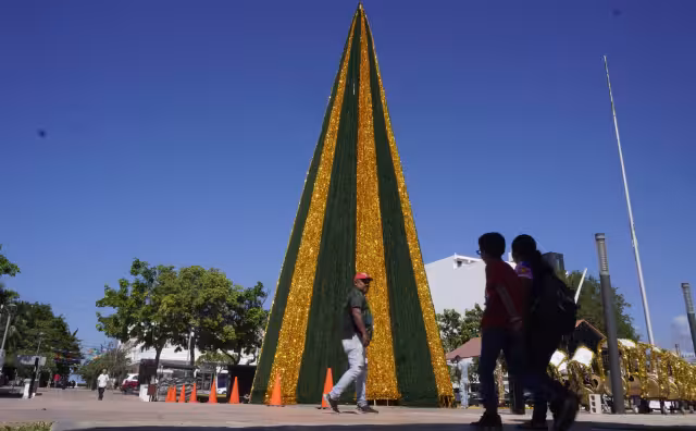 La instalación del árbol navideño ha comenzado en la Plaza de la República de Campeche
