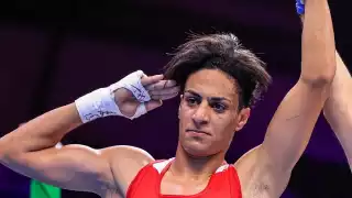 ¡Polémica en París 2024! Boxeadora se retira de pelea tras recibir fuerte golpe de su rival transgénero: VIDEO