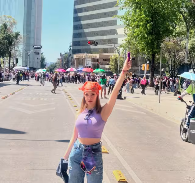 La actriz mostró su marcha por Reforma.