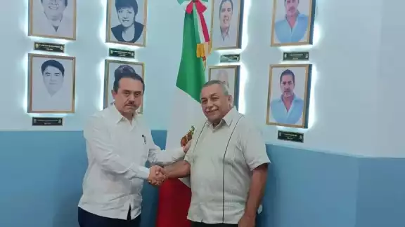 La reunión entre Roger Gómez Ortegón y el próximo primer edil, el doctor Raúl Alvarado Naal se realizó en el horario vespertino, específicamente en el “Salón de los Presidentes” 