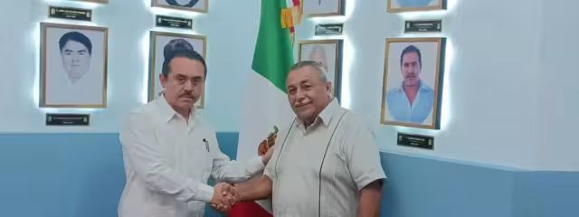 La reunión entre Roger Gómez Ortegón y el próximo primer edil, el doctor Raúl Alvarado Naal se realizó en el horario vespertino, específicamente en el “Salón de los Presidentes” 