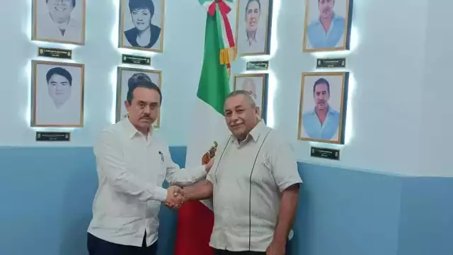 La reunión entre Roger Gómez Ortegón y el próximo primer edil, el doctor Raúl Alvarado Naal se realizó en el horario vespertino, específicamente en el “Salón de los Presidentes” 