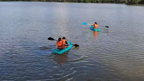El parador ofrece paseos en kayak, senderismo y avistamiento de aves y grandes felinos