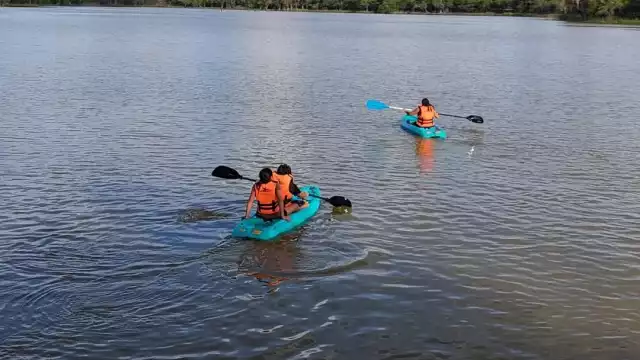 El parador ofrece paseos en kayak, senderismo y avistamiento de aves y grandes felinos