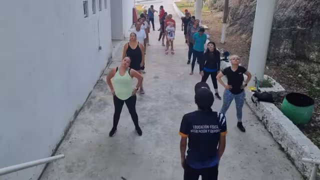 Mamás de deportistas de gimnasia se suman a activación física