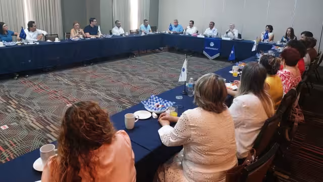 El presidente de Estados Unidos, Donald Trump, impuso medidas arancelarias que afectan a México, generando incertidumbre en las cadenas de suministro.