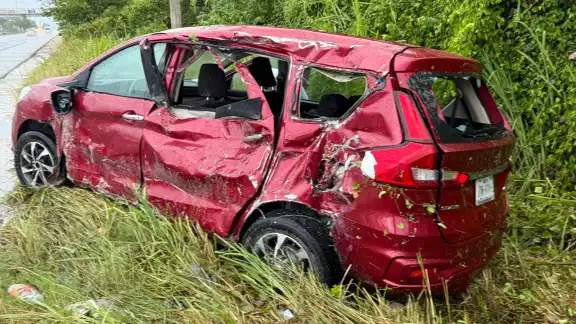 La camioneta sufrió daños severos tras el impacto.